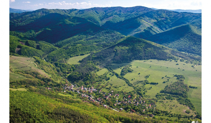 Kšinná a Závada pod Čiernym vrchom z vtáčej perspektívy